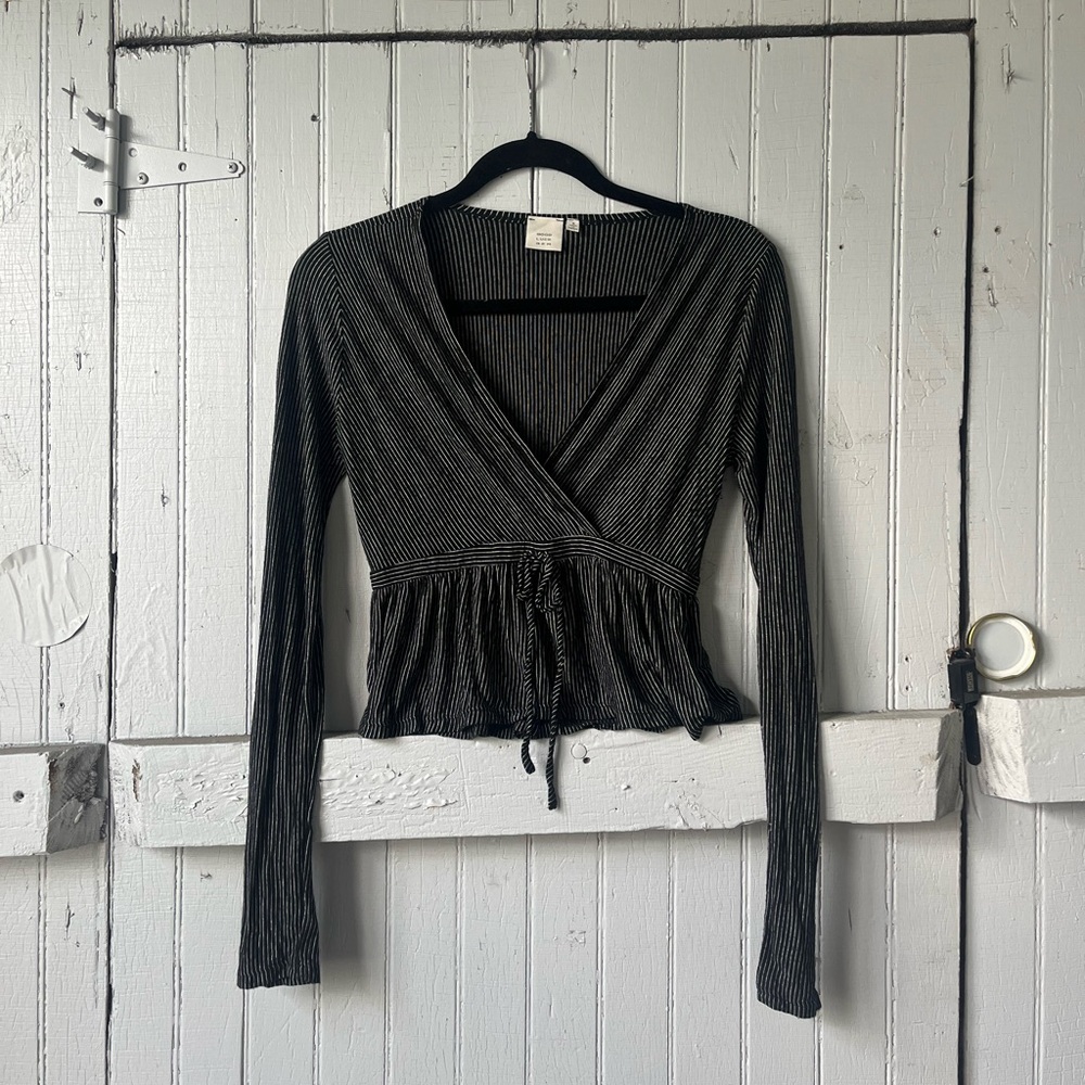 good luck gem branded boutique crop top w long sleeves & elastic+faux tie